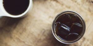 Cold Brew Kaffee steht auf einem Tisch