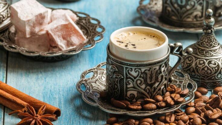 Türkischer Kaffee serviert