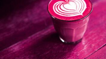 Pinker Kaffee mit viel Milchschaum