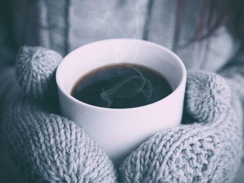 Eine Kaffeetasse in den Händen