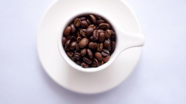 Kaffeebohnen in Tasse von oben