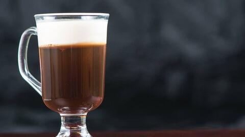 Irish Coffee serviert neben Kaffeebohnen