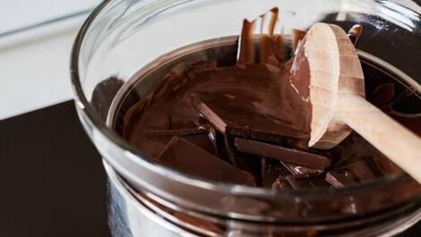 Schokolade für Trinkschokolade auf Herd schmelzen