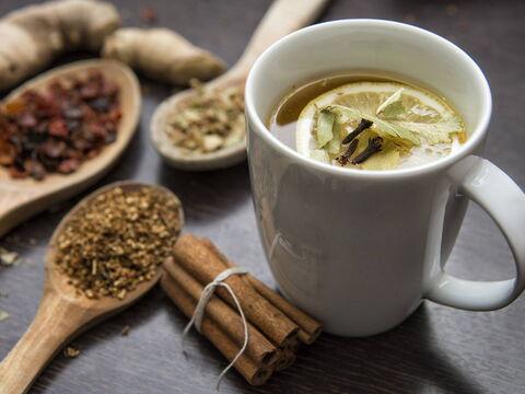 Getrocknete Kräuter mit Tasse Chai Tee