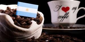 Argentinischer Flagge liegt auf Kaffeebohnen