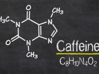 Koffein Formel auf Tafel geschrieben