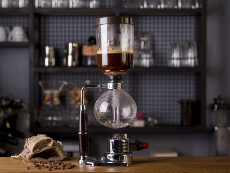 Eine Syphon Kaffeemaschine steht auf einem Tisch