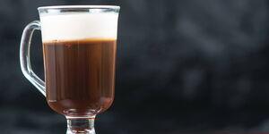 Irish Coffee serviert neben Kaffeebohnen