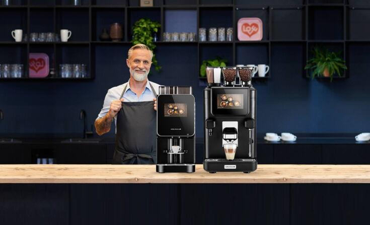 Barista präsentiert Kaffeevollautomaten von Kaffee Partner