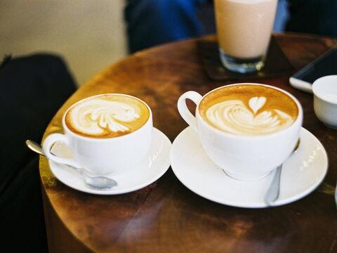 zwei tassen cappuccino mit latte art