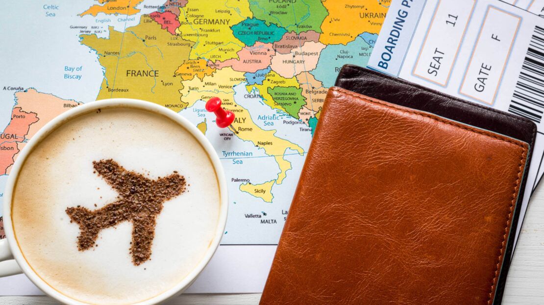 Cappuccino auf Landkarte mit Boarding Pässen