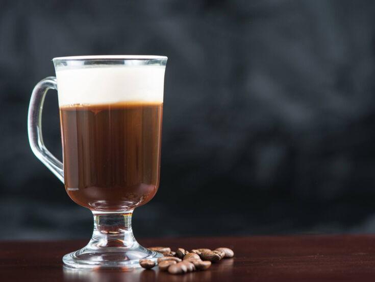 Irish Coffee serviert neben Kaffeebohnen