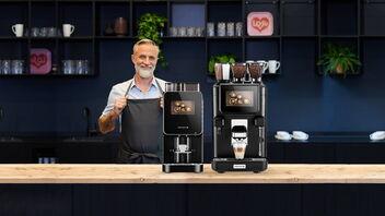 Barista präsentiert Kaffeevollautomaten von Kaffee Partner