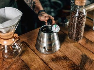 Wasser aufkochen für Zubereitung in Chemex