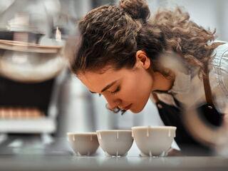 Coffee-Shop-Mitarbeiterin prüft die Qualität des Kaffees