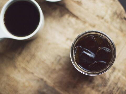 Cold Brew Kaffee steht auf einem Tisch