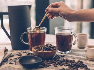 Kaffee frisch aufgebrueht in Tassen