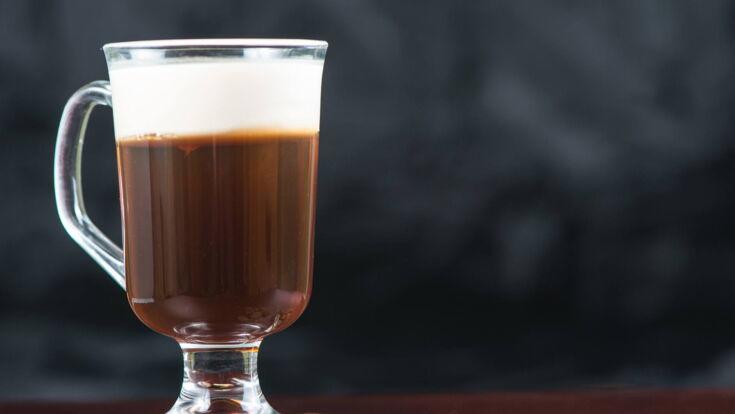 Irish Coffee serviert neben Kaffeebohnen