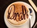 schokoladen schriftzug decaff in tasse kaffee