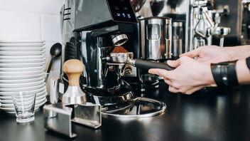 Hände machen frischen Espresso