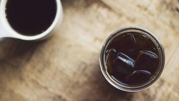 Cold Brew Kaffee steht auf einem Tisch