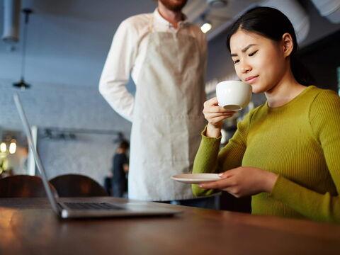 Kundin ist in einem Café und ihr schmeckt der Kaffee nicht.