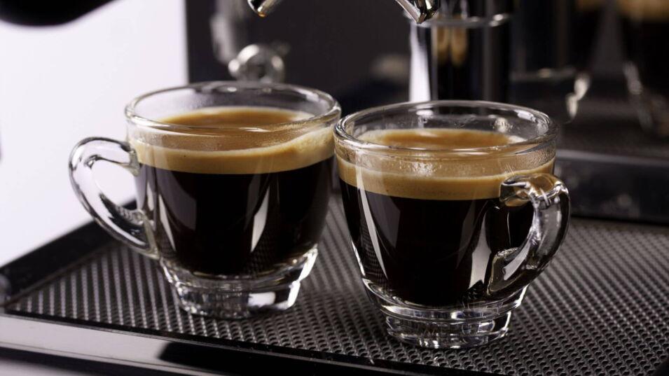 Zwei Espresso mit Crema in durchsichtigem Glas