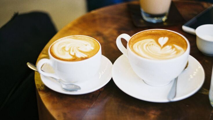 zwei tassen cappuccino mit latte art