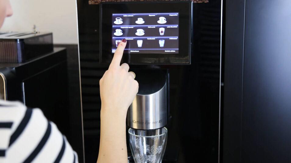 Getränk wird am Kaffeevollautomaten ausgesucht