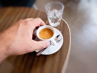 Espresso auf einem Tisch mit Wasserglas