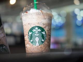 Frappuccino in einem Starbucks-Behälter