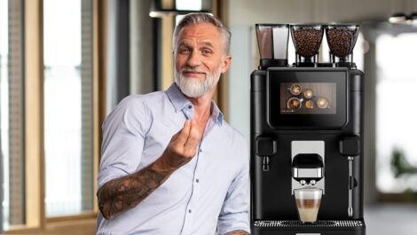 Mann mittleren Alters präsentiert Kaffeevollautomaten