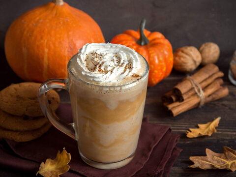 Kürbis Spice Latte mit Herbstblättern wird serviert