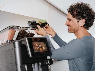 Der Behälter der BARISTA Ultima wird mit Kaffeebohnen befüllt