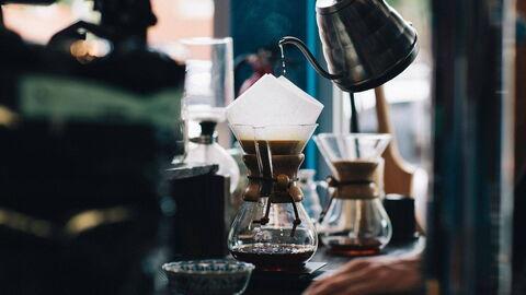 wasser aus kanne in kaffeefilter giessen